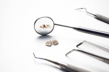 Diş araçları ve Kaldır diş Kliniği beyaz
