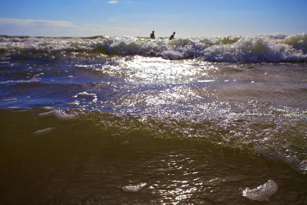 Los nadadores disfrutan de las olas del mar . — Foto de Stock