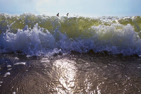 Los nadadores disfrutan de las olas del mar . — Foto de Stock