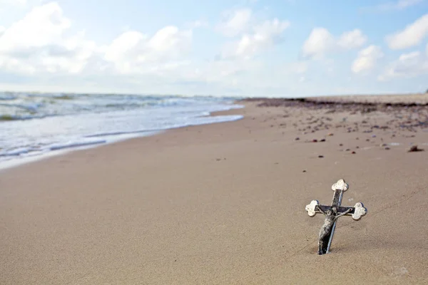 Vendimia cristo cruz en el mar olas — Foto de Stock