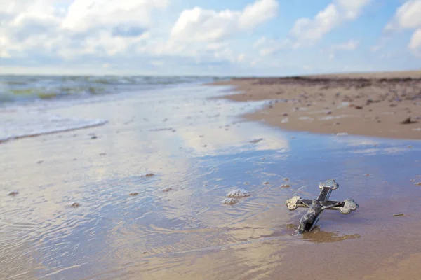 Vendimia cristo cruz en el mar olas — Foto de Stock