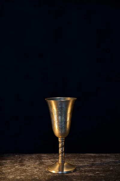 老式酒杯为黑色背景上的酒的 — 图库照片