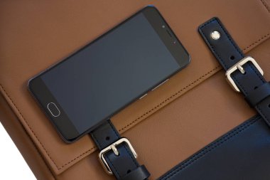 Deri çanta üstünde hareket eden telefon