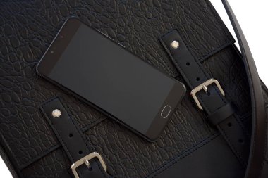 Deri çanta üstünde hareket eden telefon