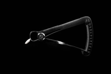 Seramik diş taç ve siyah diş aracı