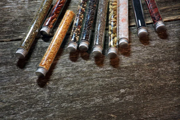 Pişirme malzemeleri, ahşap zemin üzerine baharat