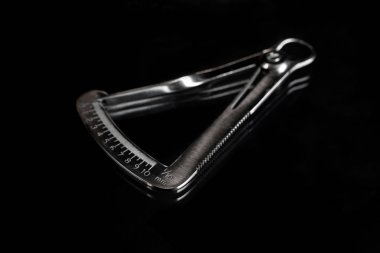 siyah arka plan üzerine diş mikrometre