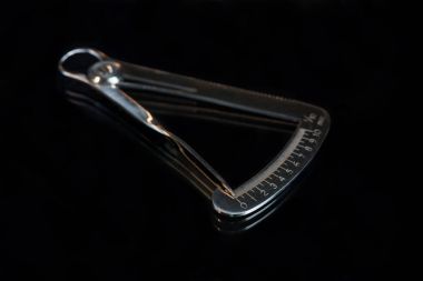 siyah arka plan üzerine diş mikrometre