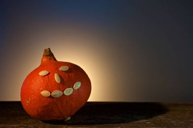 Mavi arka planda Cadılar Bayramı kabağı