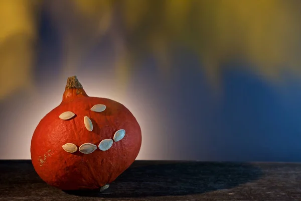紅葉の背景にハロウィンかぼちゃ ロイヤリティフリーのストック写真