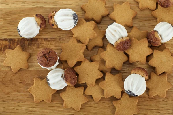 Tahta masada nefis kurabiyeler.