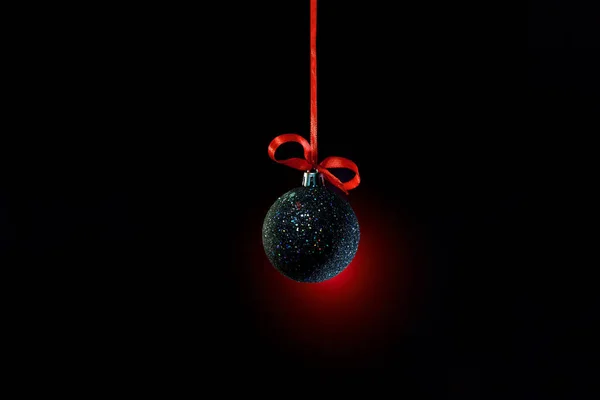 Χριστουγεννιάτικη μπάλα στο σκοτάδι. Τέλος του έτους πώληση έννοια. Royalty Free Εικόνες Αρχείου