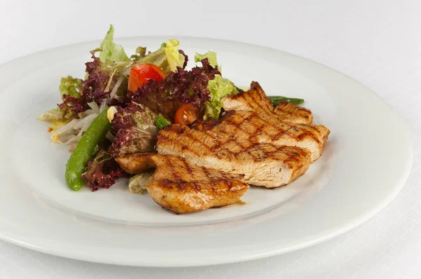 Izgara Türkiye ile sebze salatası