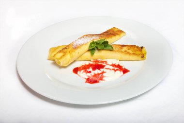 İki haddelenmiş krep lor ve ekşi krema ile