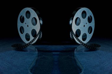 Siyah bir arka plan üzerinde film reel