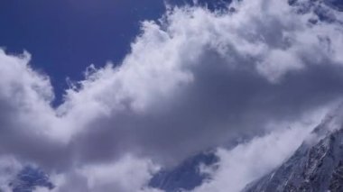 Karlı dağlar ve bulutlar Timelapse