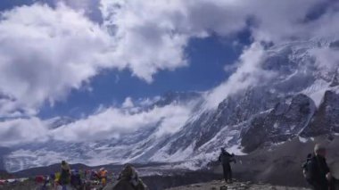 Karlı dağlar ve bulutlar Timelapse