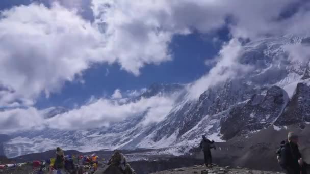 Havas hegyek és a felhők Timelapse — Stock videók