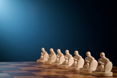 Satranç tahtasında fotoğraflanmış.