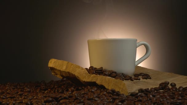 Чашка кофе с жареными бобами — стоковое видео