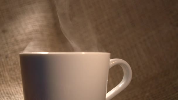 Taza de café ahumado caliente — Vídeo de stock