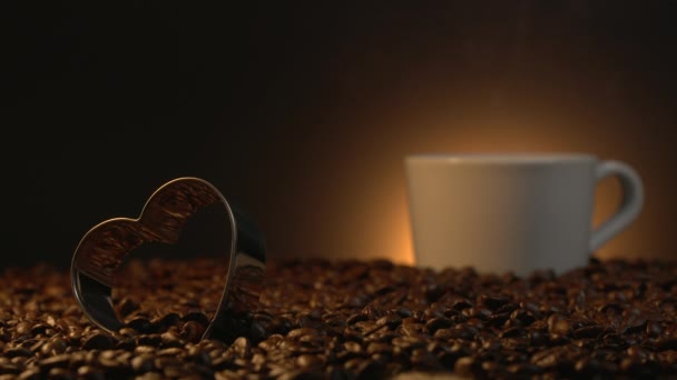 Taza de café con frijoles asados — Vídeos de Stock