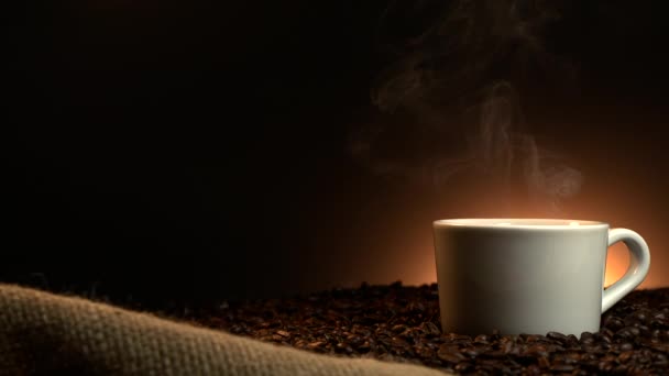 Taza de café con frijoles asados — Vídeos de Stock