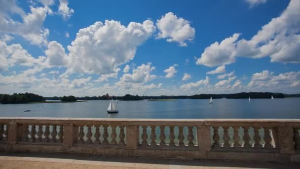 Πλέοντας βάρκες στη λίμνη σε Trakai, Λιθουανία — Αρχείο Βίντεο