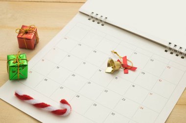 küçük hediye kutusu, küçük kamışı ve takvim sayfa üzerinde ahşap backgr koymak