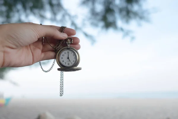 จับกระเป๋านาฬิกาบนมือมีพื้นหลังทะเล — ภาพถ่ายสต็อก