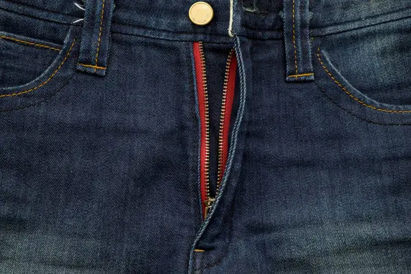 Piuttosto vecchio jeans blu hanno strisce e texture cerniera rossa — Foto Stock