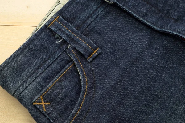 Piuttosto vecchio jeans blu hanno strisce e tessiture laterali tasca — Foto Stock