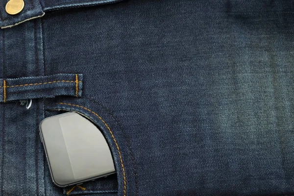 Spíše staré modrá jean mají proužek a chytrý telefon uvnitř kapsa — Stock fotografie