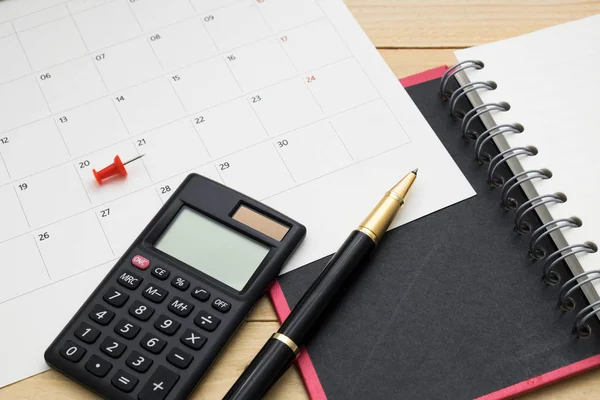 Felülnézet jegyzetfüzet, számológép, toll és naptár fel a fából készült flo — Stock Fotó