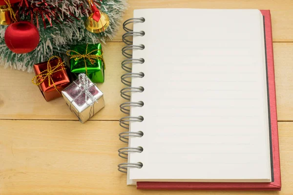 ノート、小さいギフト用の箱、木の背部に小さなクリスマス ツリー — ストック写真