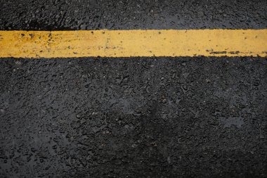 kaba siyah asfalt yol ve sarı trafiği satırlarını açık, bu resim doku ve taşınması için