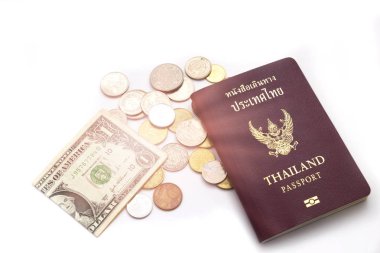 Tayland pasaportu koyarak çeşitli boyutları yığın sikke ve beyaz arka plan, bu görüntü için para tasarrufu ve seyahat kavramı ile yanındaki bir dolar nakit var.