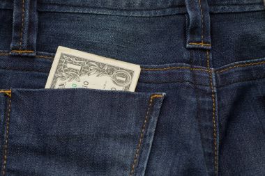 Bu görüntü moda, doku kavramı için Doları nakit ekleme arka cebinde mavi jean pantolon