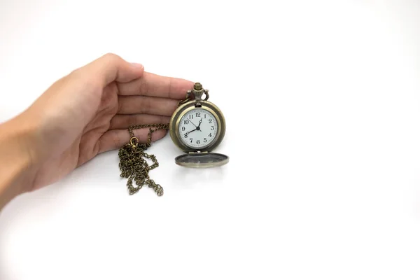 Mujeres de la mano sosteniendo viejo reloj de bolsillo de plata sobre fondo blanco, esta imagen para las personas y el concepto retro —  Fotos de Stock