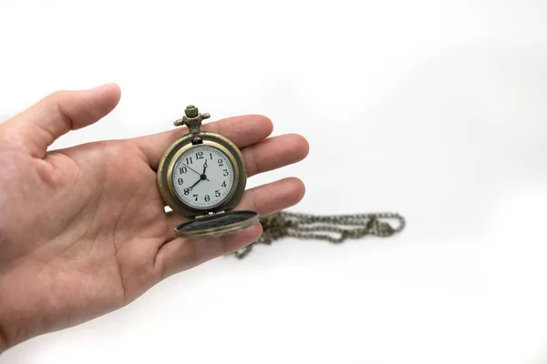 Mujeres de la mano sosteniendo viejo reloj de bolsillo de plata sobre fondo blanco, esta imagen para las personas y el concepto retro —  Fotos de Stock