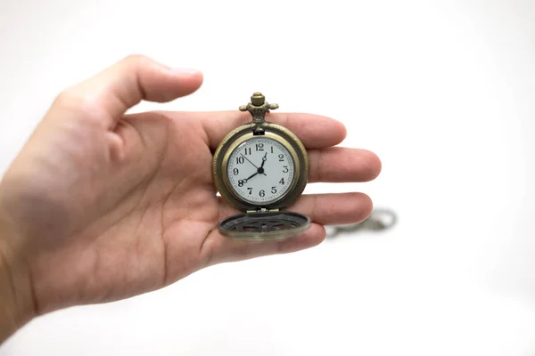 Mujeres de la mano sosteniendo viejo reloj de bolsillo de plata sobre fondo blanco, esta imagen para las personas y el concepto retro —  Fotos de Stock