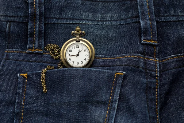 Карманные часы в заднем кармане синие джинсовые брюки, это изображение для моды и винтажа — стоковое фото