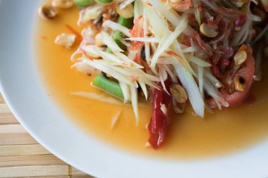Üstten Görünüm. Papaya salatası baharatlı ama aynı zamanda lezzetli görünüyor. Bu görüntü için ayak ve beslenme kavramı