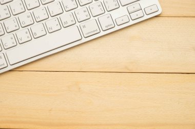 Üstten Görünüm. ahşap üzerine koyarak klavye arka plan vardır. Bu görüntü için iş, eğitim ve teknoloji kavramı
