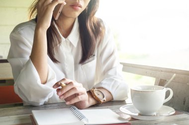 iş kadın kalem yapmak için kitap üzerine bir not tutarken Evet. Bu resim iş ve portre konsepti için
