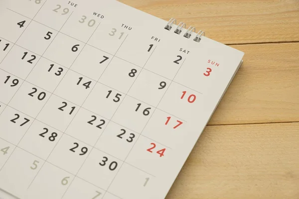 Calendario desktop mettendo su sfondo di legno. questa immagine per il concetto di accessorio aziendale — Foto Stock