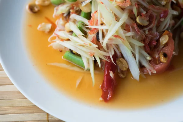 Top view. papaya salad seems spicy but also delicious. this image for foot and nutrition concept — Stock Photo, Image