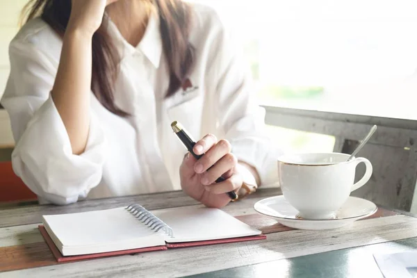 Wanita bisnis berbicara di telepon sambil memegang pena untuk membuat catatan di buku. gambar ini untuk konsep bisnis dan potret — Stok Foto