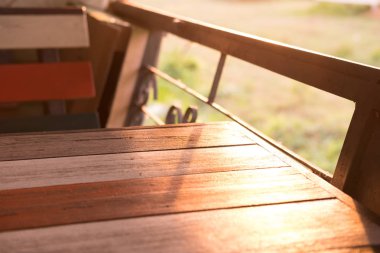 sıcak sesi. ahşap masa ve Restoran h koyarak ahşap sandalye
