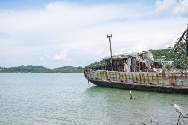 kıyısında karaya Gemini terk ettin ve var deniz bulutlu gökyüzü, deniz, mo